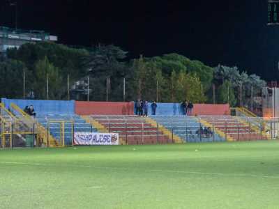 ...arricchito da una piccola tribuna che accoglie i tifosi